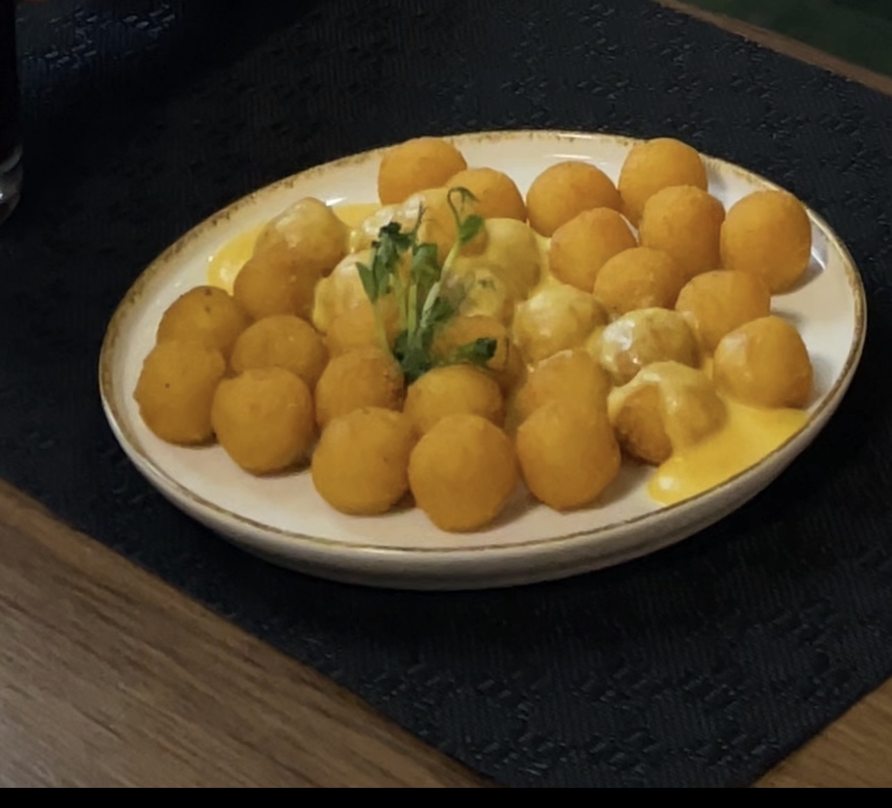 Картопляні крокети під сиром чедер